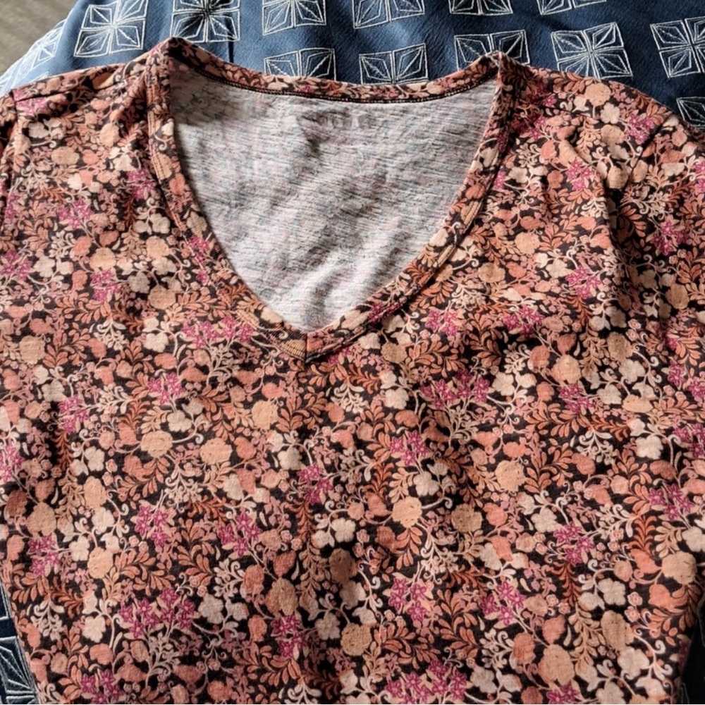 Old Navy Floral V-Neck Short Sleeve Tee in Black, Pink, Tan - Picture 8 of 9